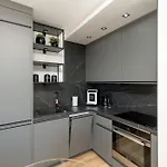Bright & Spacious With Balcony And Parking By Renters Daire