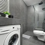 Bright & Spacious With Balcony And Parking By Renters