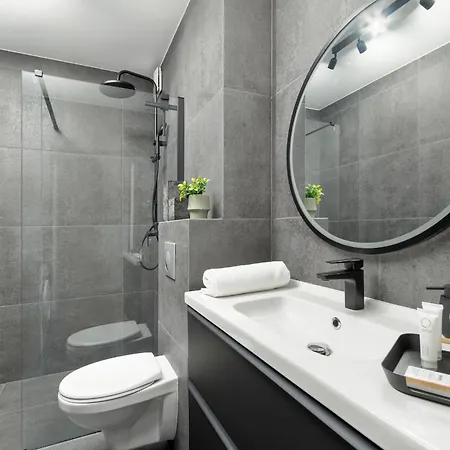 아파트 Bright & Spacious With Balcony And Parking By Renters