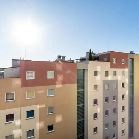 Bright & Spacious With Balcony And Parking By Renters Daire