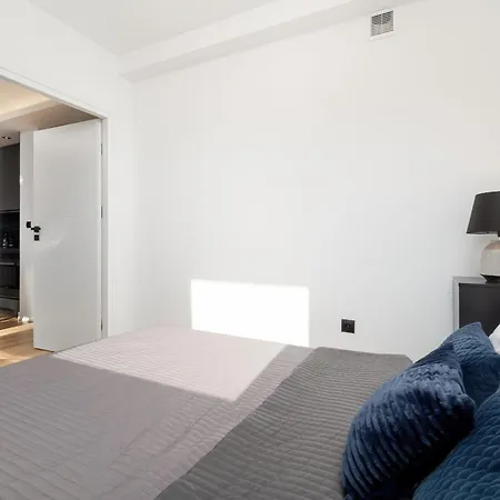아파트 Bright & Spacious With Balcony And Parking By Renters 제수프