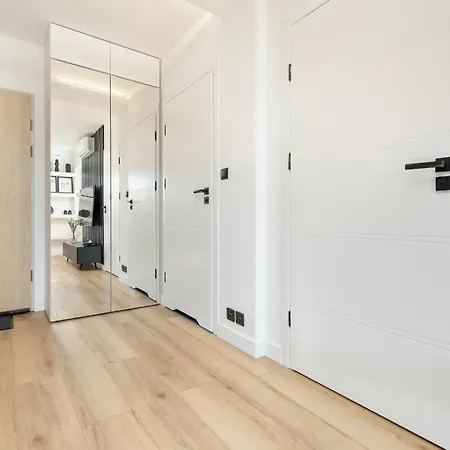 Spacious & Bright With Balcony And Parking By Renters Rzeszów