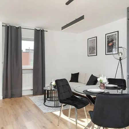 Bright & Spacious With Balcony And Parking By Renters *