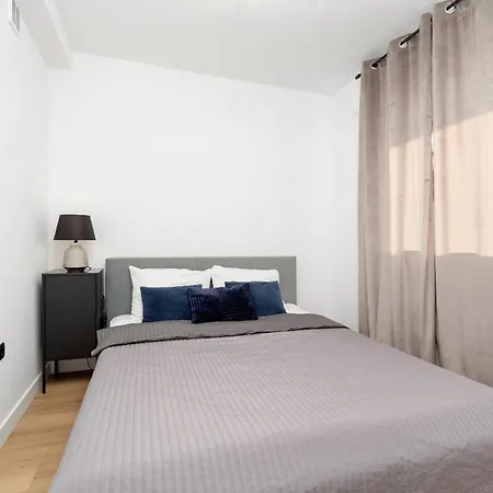 Spacious & Bright With Balcony And Parking By Renters * Rzeszów