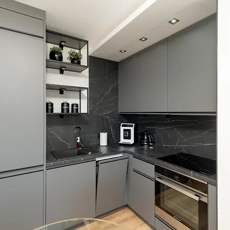 Spacious & Bright With Balcony And Parking By Renters Apartment