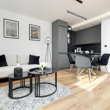 Spacious & Bright With Balcony And Parking By Renters 아파트