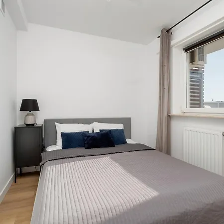 아파트 Spacious & Bright With Balcony And Parking By Renters