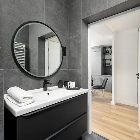 아파트 Spacious & Bright With Balcony And Parking By Renters