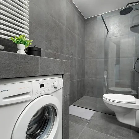 Spacious & Bright With Balcony And Parking By Renters