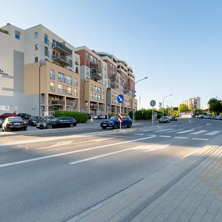 아파트 Bright & Spacious With Balcony And Parking By Renters *