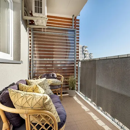 아파트 Spacious & Bright With Balcony And Parking By Renters