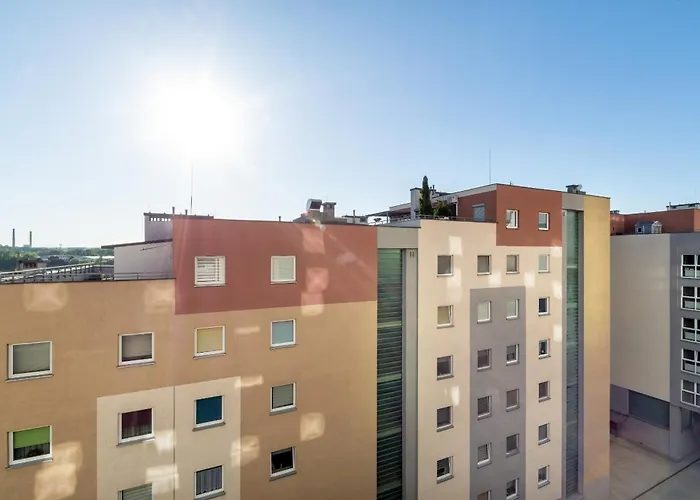 Spacious & Bright With Balcony And Parking By Renters Apartment