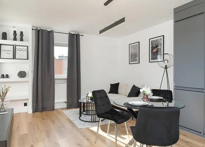 Spacious & Bright With Balcony And Parking By Renters *