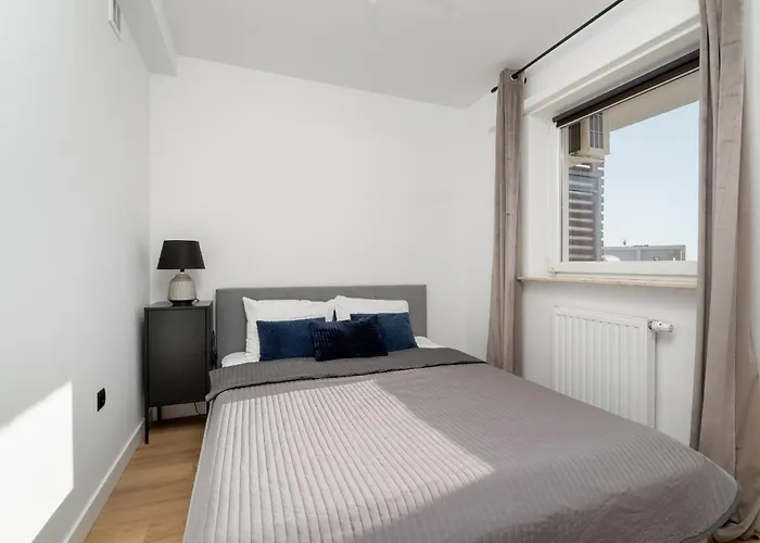 Apartment Spacious & Bright With Balcony And Parking By Renters