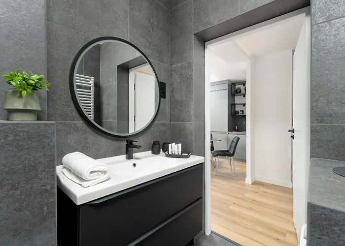 Apartment Spacious & Bright With Balcony And Parking By Renters