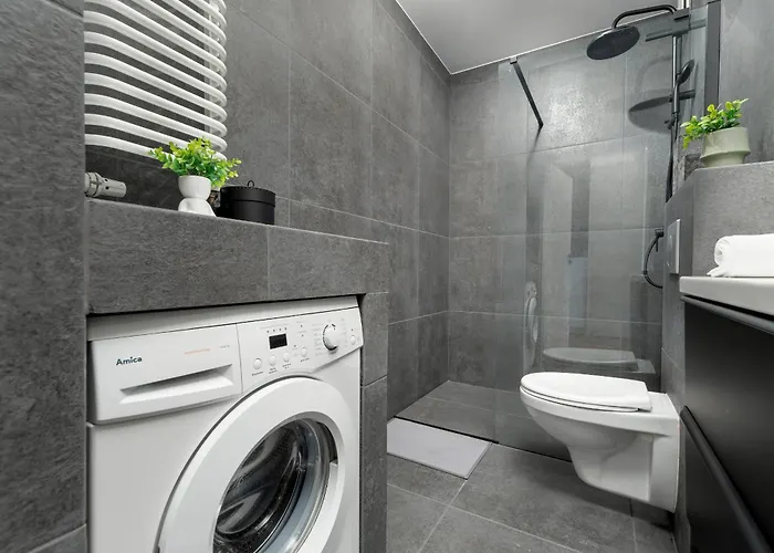 Spacious & Bright With Balcony And Parking By Renters