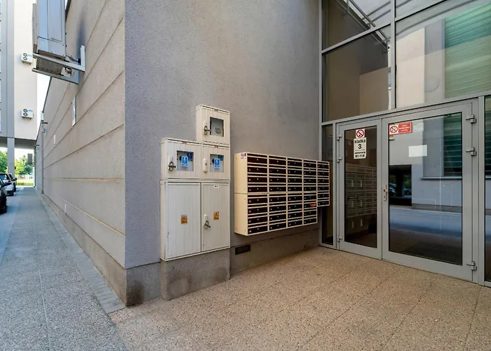 Spacious & Bright With Balcony And Parking By Renters Rzeszów